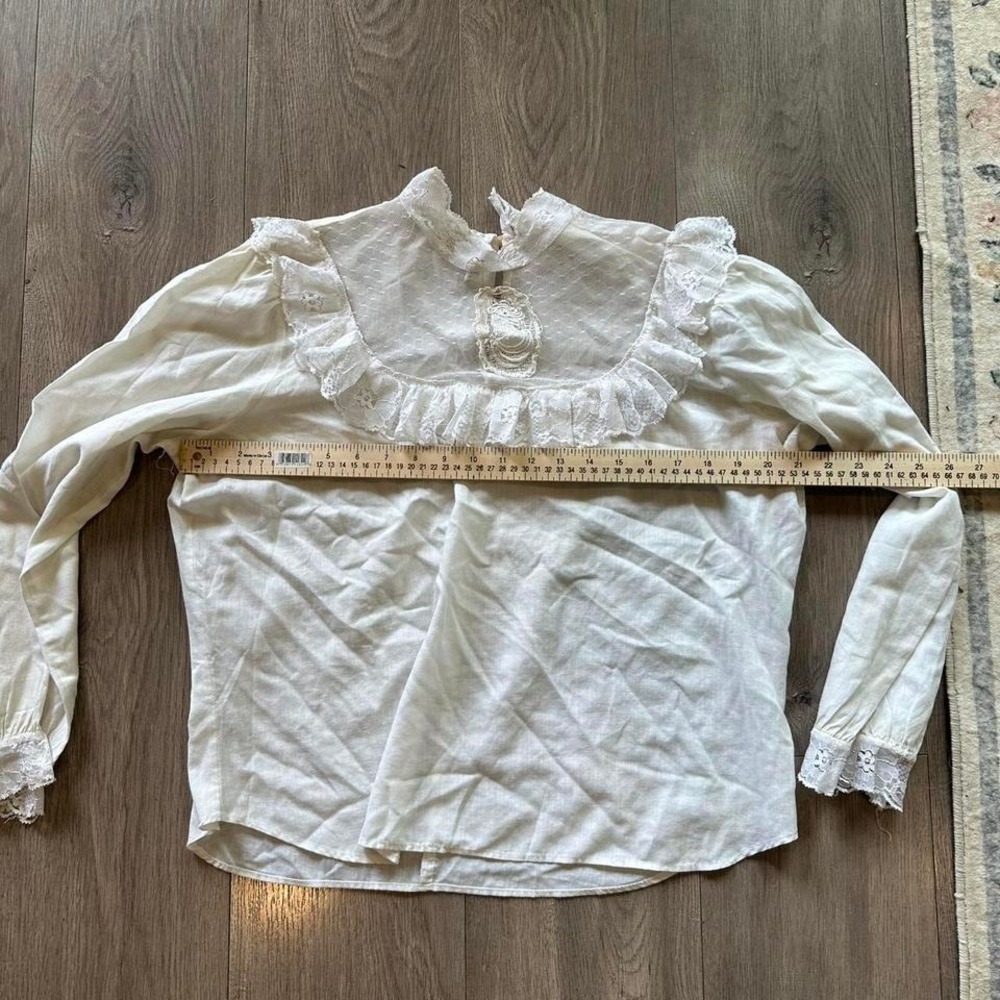 White lace blouse with embroidered face detail - Picture 7 of 8
